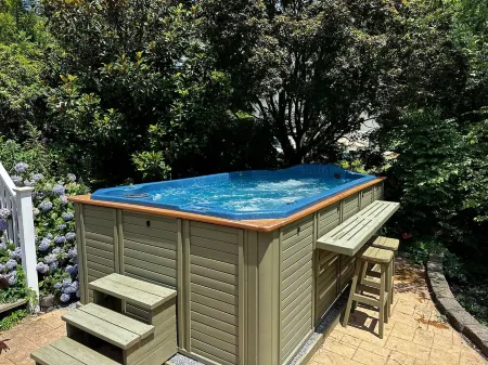 Cozy, 4 bedroom, 2 1/2 bath, Hot tub/Swim spa, 10 minutes to Hershey attractions Отели в г. Лебанон Каунти