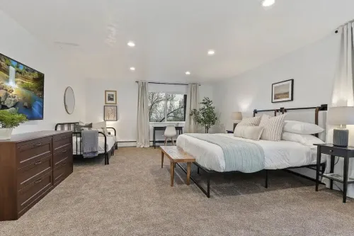 Now Discounted Nov & Dec Dates! - One of a Kind Retreat with Private Creek! Hotels in Centerville