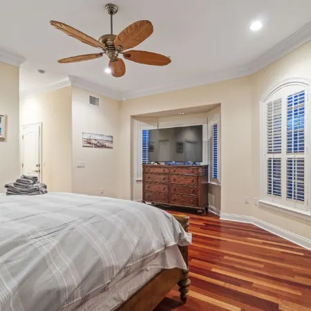 Luxury waterfront townhome, 5 min to beach, pool, boat slip & rooftop deck!