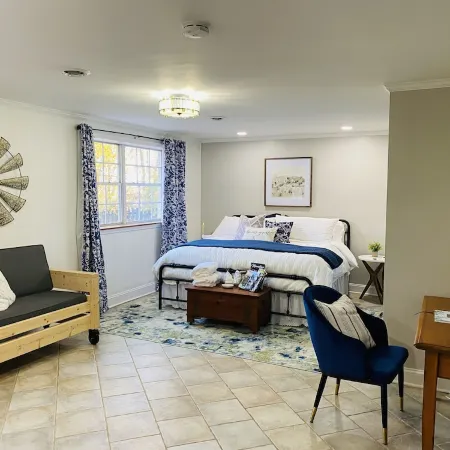 Luxury cottage with hot tub, game and movie room, coffee bar, King bed & robes! Отели в г. Хэмблен