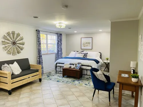 Luxury cottage with hot tub, game and movie room, coffee bar, King bed & robes!