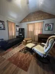 Full, private, artsy, cozy, creek-side home! Hotels in Tahlequah