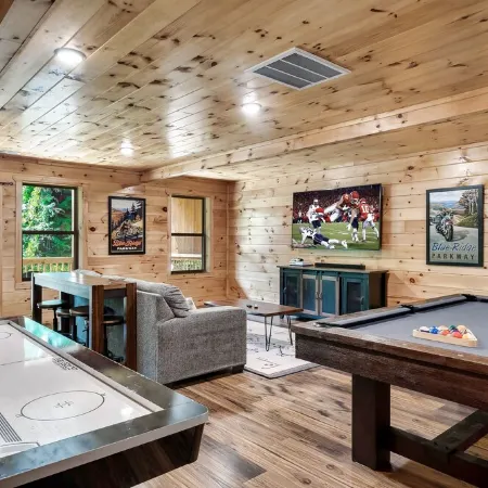 Breathtaking Cabin in Perfect Location W A Private Pool and Coutnless Amenities!