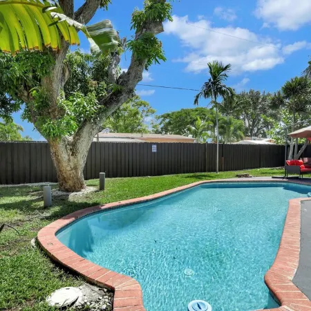 Pool house near the Beach. We’re pet-friendly!