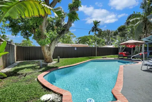 Pool house near the Beach. We’re pet-friendly!
