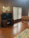 Historic 1-bedroom house with WiFi, washer and dryer.  Short walk to town. 미네올라 호텔