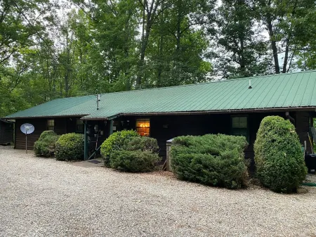 Ken’s Secluded Cabin★Fire Pit★Huge Deck★Amazing Views★Hot tub★12 Minutes to DT