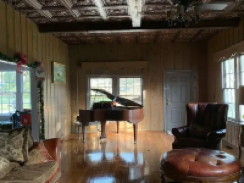 Step back into time with this 1850's historic house Hoteles en Kimball