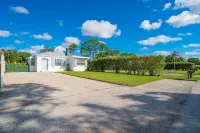 Remodeled HEATED pool house, 8 minutes to the beach! Honey Hole theme