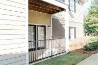 Hotty Toddy! Newly Renovated 2 Bedroom, 2 Bathroom. Walk to Grove! 1st Floor.