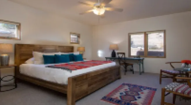 Beautiful Santa Fe Home ~ Breathtaking Views and Sunsets ~ 3.5 miles to plaza