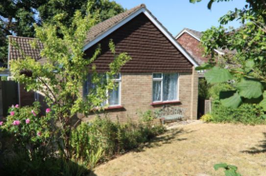 Lovely dog friendly 2 bed bungalow with parking