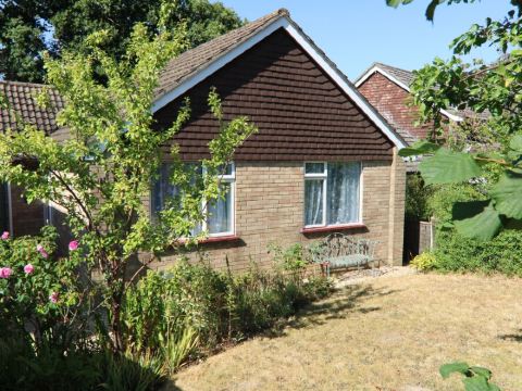 Lovely dog friendly 2 bed bungalow with parking