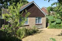 Lovely dog friendly 2 bed bungalow with parking