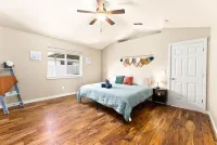 3 memory foam King beds/65" TV/300mbps/Culd de sac/Full Kitchen/BBQ/Jetted Tub/