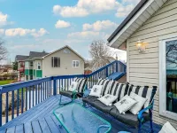 Front Porch & Balcony overlooking Park/Lake Erie! Cedar Point, Fishing & Beach! Hotels in Huron
