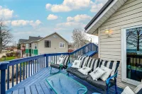 Front Porch & Balcony overlooking Park/Lake Erie! Cedar Point, Fishing & Beach! Hotels in Huron