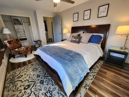 Cozy House On The HILL 10 Min from Ft. Leonard Wood Отели в г. Пуласки