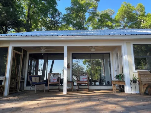 Lakefront Cottage with amazing views