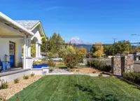 Charming Cottage Downtown