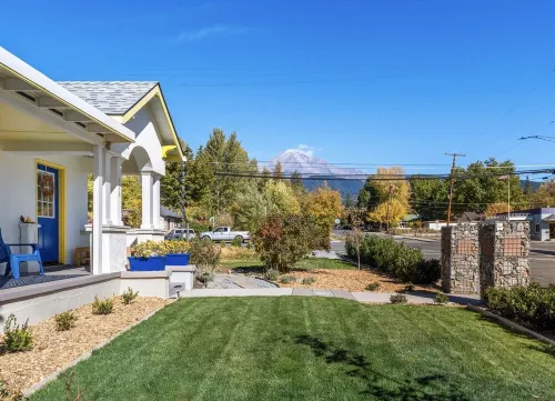 Charming Cottage Downtown