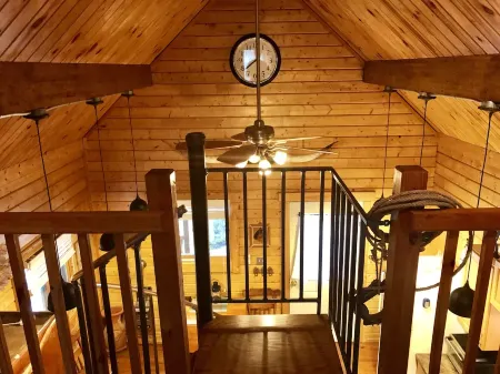 Cabin In the Trees In historic Jim Thorpe, on the side of Flagstaff Mountain Отели рядом с достопримечательностью «Mauch Chunk Museum & Cultural Center»