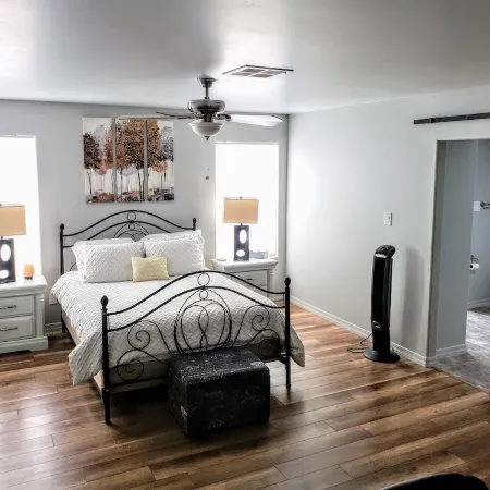 Snowbirds & Families - Large Covered Patio - Pet Friendly - Cabletv - Sleeps 6