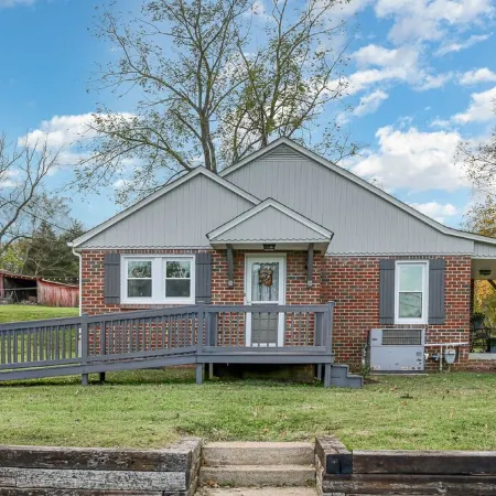 Updated Modern Farmhouse Near Downtown Dickson!