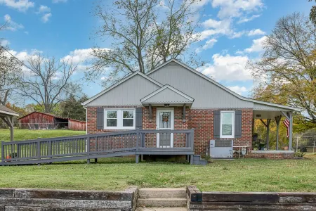 Updated Modern Farmhouse Near Downtown Dickson!