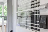 Bit o' Raleigh Bungalow, 6 min drive to downtown