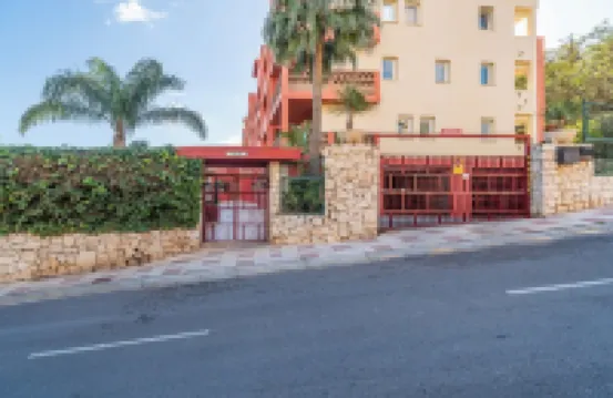 Bright 2- Bedroom Apartment with Pool & Terrace-Benalmádena