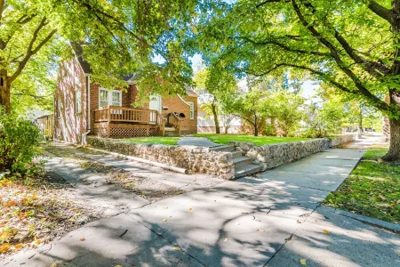 Walk To Aggieville from Brick Cottage with Man Cave, Shuffle Board, Back Yard Отели рядом с достопримечательностью «Flint Hills Discovery Center»