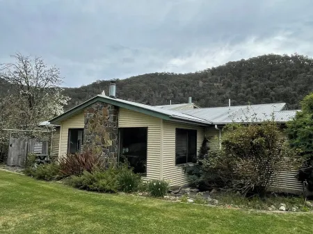 Enjoy Alpine Lifestyle at Mesley Manor, in heart of Omeo, close to Bike Trails