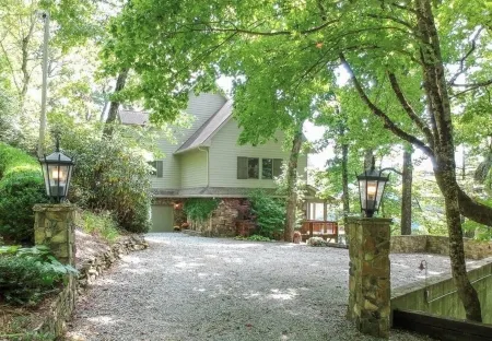 10-min. drive to Cashiers. Scenic lake and mountain range vistas.