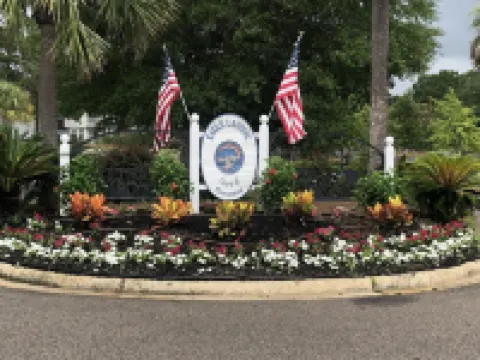 We Love Pets! 6ft Fenced in Backyard and Pet Amenities. Hotels in Berkeley County