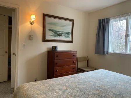 Oceanfront Carriage House Apt. w/ Spectacular Views Отели рядом с достопримечательностью «Лонг Сандс Бич»