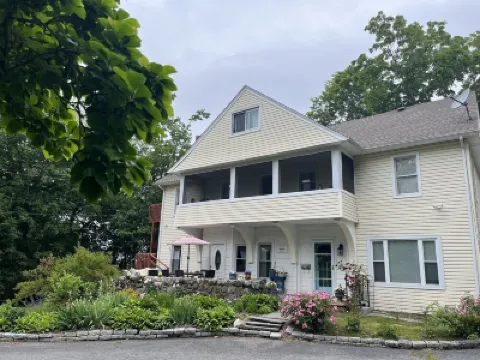 Quiet 2 bedroom 1 bath 3rd floor apartment close to everything Hotels in 