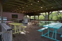 Frio River House + Bunkhouse, Private Volleyball Pool, Pavilion, Riverfront!