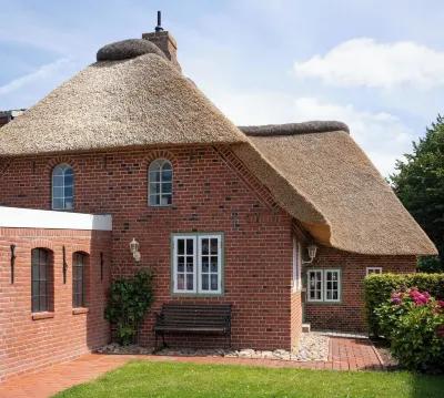 Holidays under thatch in the Stormstadt Husum 4 STARS Hotel dekat Husumer Schloss Park