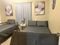 Nice 3 bedroom's house owner occ and 2 bathroom with fast WI-Fi,  Full Kitchen Goodwill Retail Store and Donation Center附近的飯店