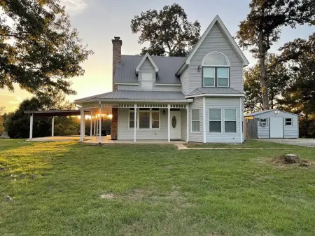 Lakeside Runway Retreat, waterfront kayaks, luxury in the country