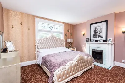 Hilltop Manor,  Celebrity themed rooms.