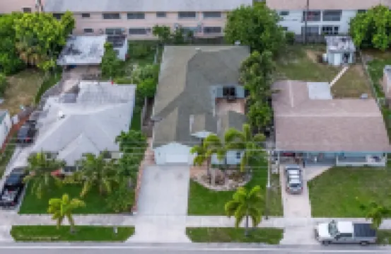 Fully Equipped 3/3 w/ hot tub 1 Mile To Beach