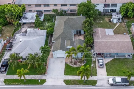 Fully Equipped 3/3 w/ hot tub 1 Mile To Beach Отели в г. Лантана