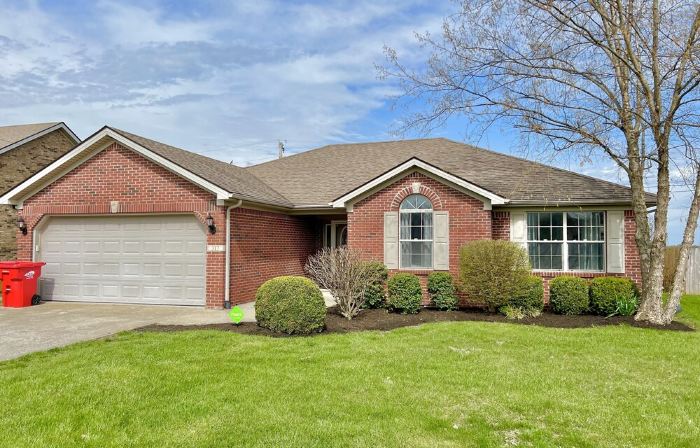 Cali king beds. Best of Nicholasville! Koi pond relaxing backyard. 3 bed 2 bath
