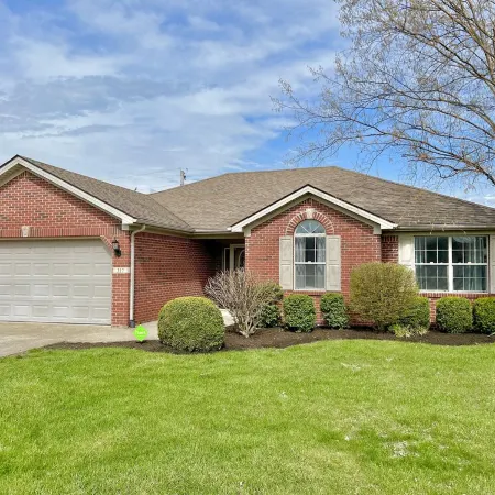 Cali king beds. Best of Nicholasville! Koi pond relaxing backyard. 3 bed 2 bath
