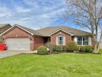 Cali king beds. Best of Nicholasville! Koi pond relaxing backyard. 3 bed 2 bath
