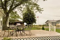 "SEASHELL" 4 Bedroom Home  Steps from Lake Erie Sleeps 13