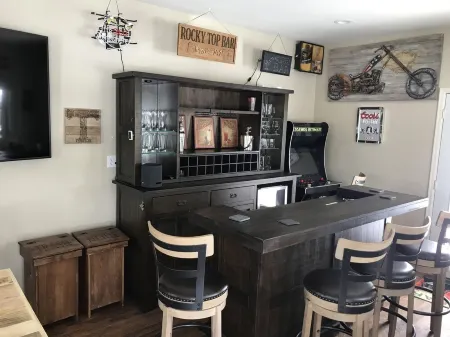 Sunny Mountain Chalet with Views & Chief's Kitchen, River, Hot Tub, Bar, AC, Pet Отели рядом с достопримечательностью «MacGregor Ranch Museum»