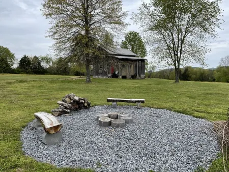 Cozy Cabin Near Nashville, TN ~ Surrounded By Beautiful Farmland